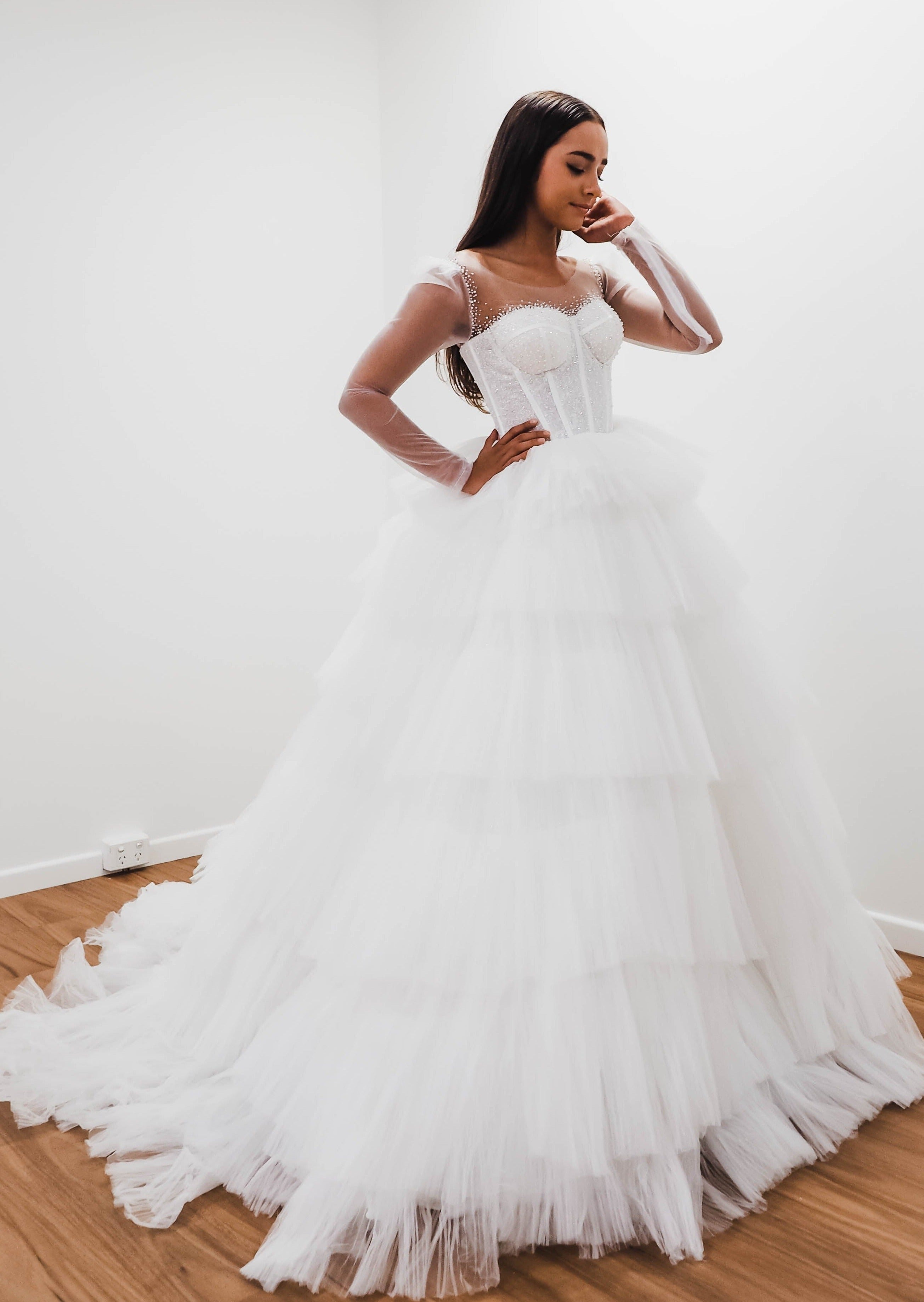 White wedding dress with a bushier top and a bushier puffy layered ski Destiny Chic White wedding dress with a bushier top and a bushier puffy layered ski Destiny Chic