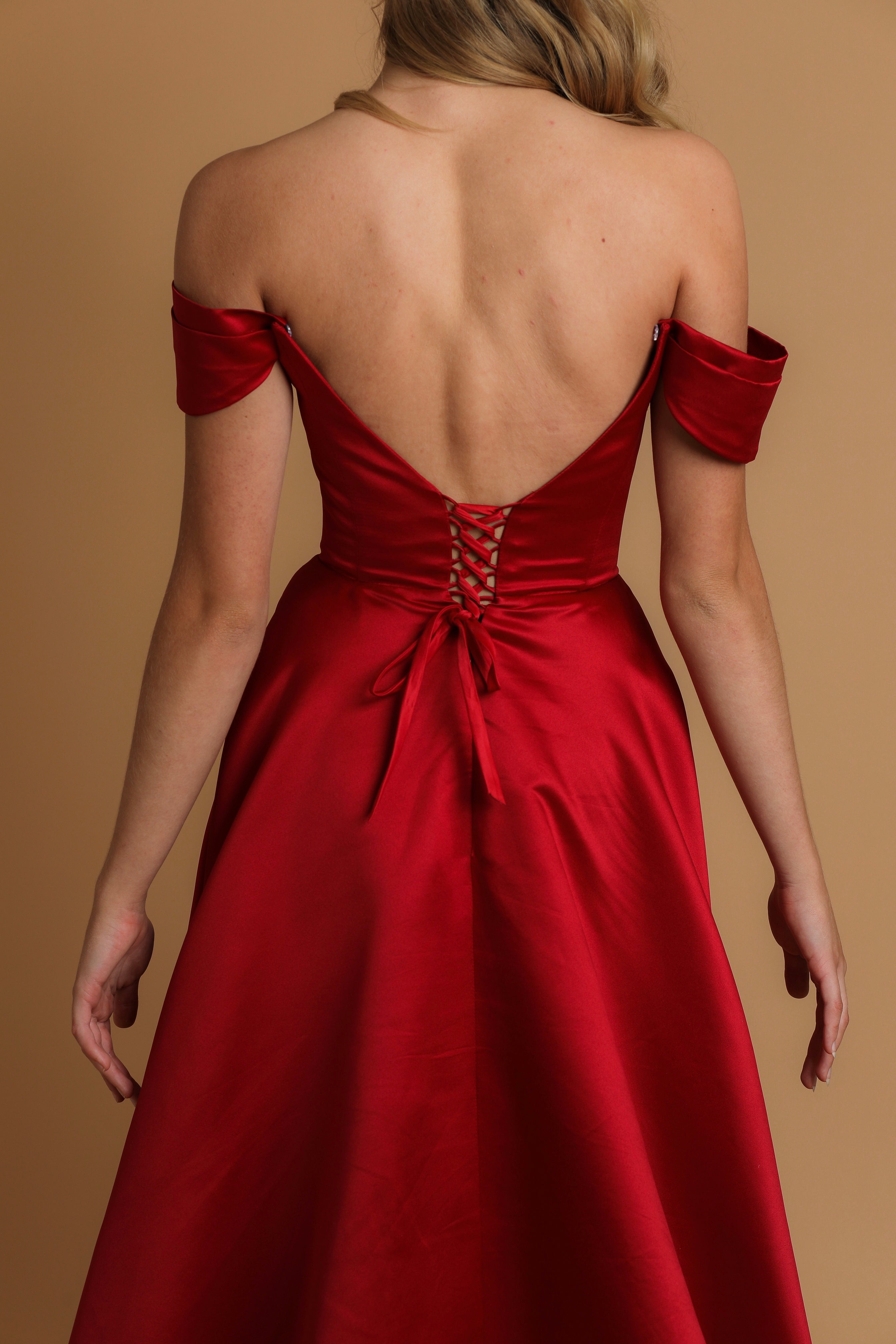 Red satin dress with off the shoulder and high slit Destiny Chic Red satin dress with off the shoulder and high slit Destiny Chic