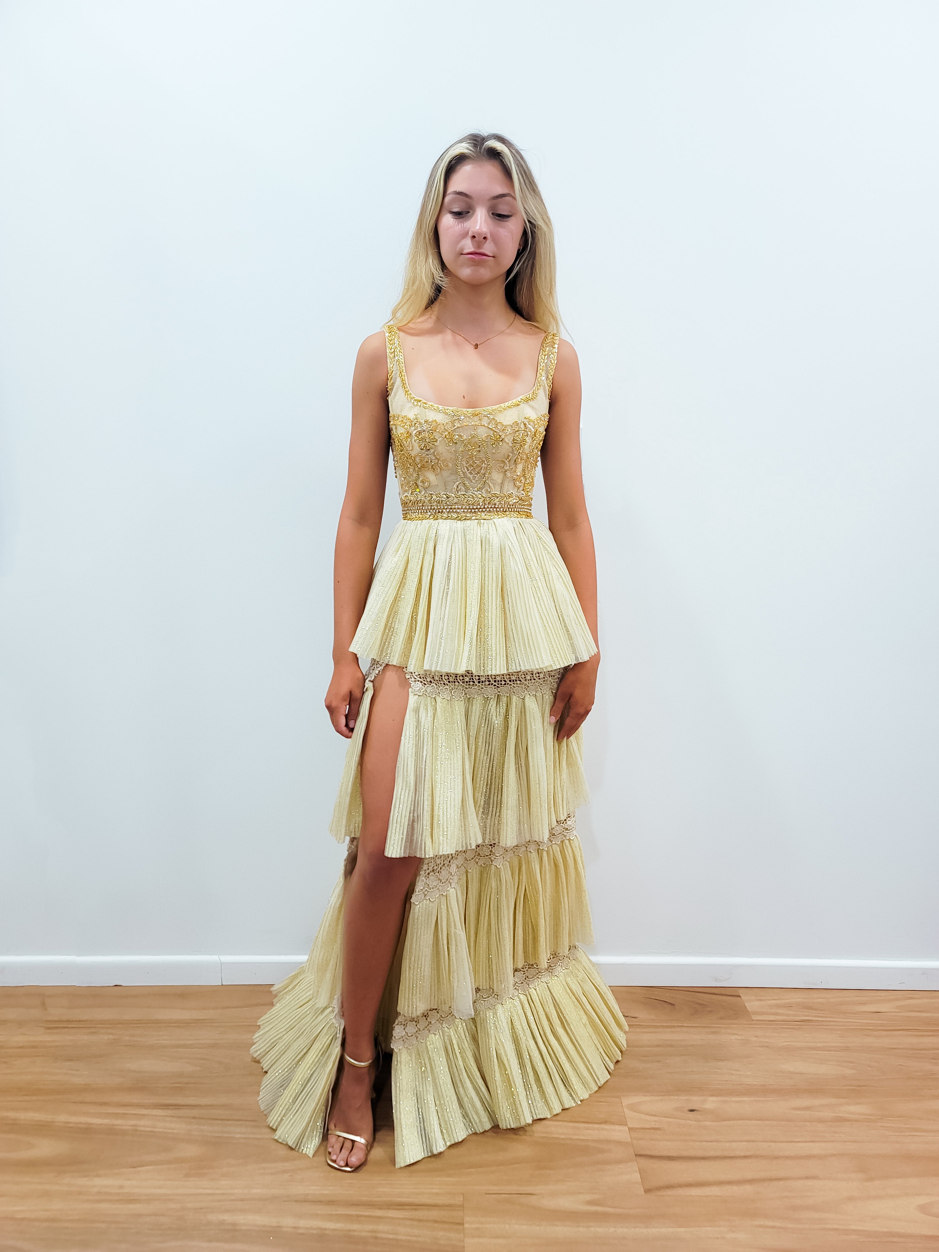 Sparkling gold pleated tulle 4-tiered dress with slit – Destiny Chic