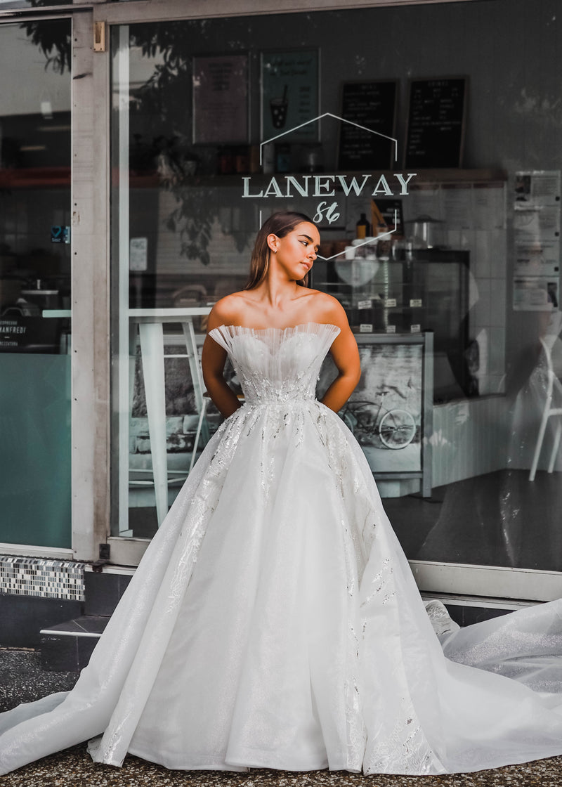 White sweet heart neckline wedding dress with a stiff pleated